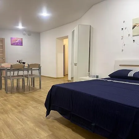 3 квартиры на площади веры холодной 1 * אודסה